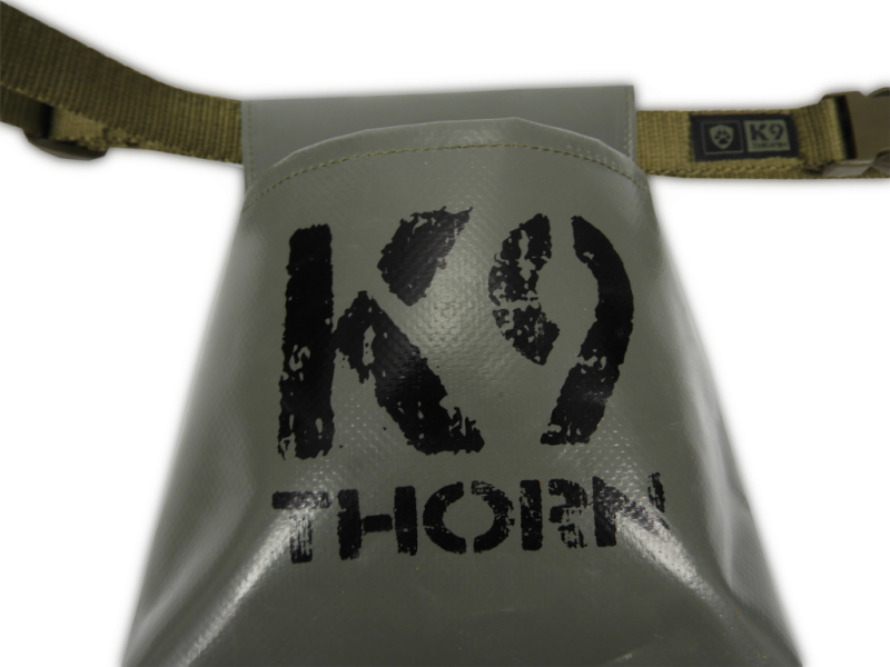 K9 Thorn Leckerbisse Beutel offen mit Gürtel oliv