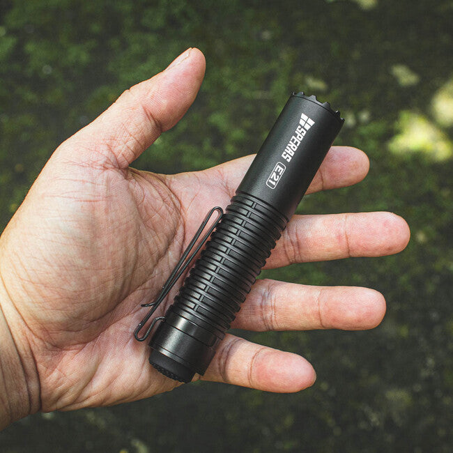 Speras E21 EDC Tactical wiederaufladbare taschenlampe 2000LM, schwarz