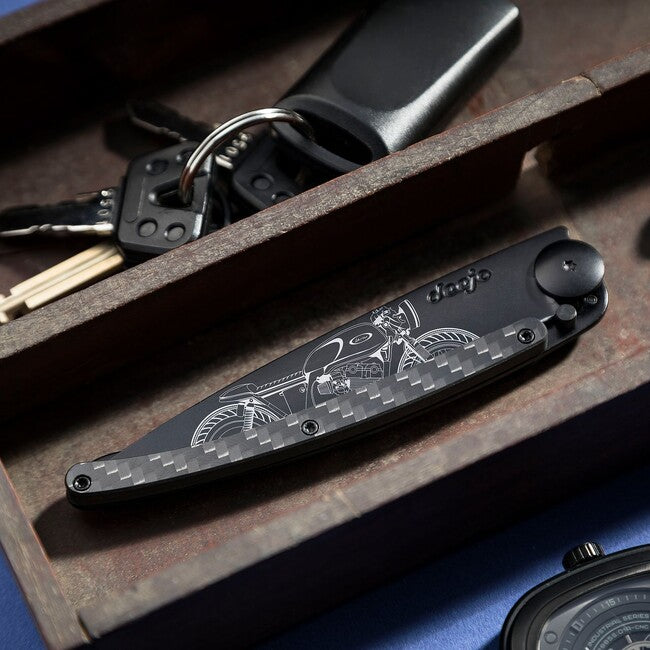 Deejo Tattoo Abschlussmesser Café Racer aus schwarzer Kohlefaser