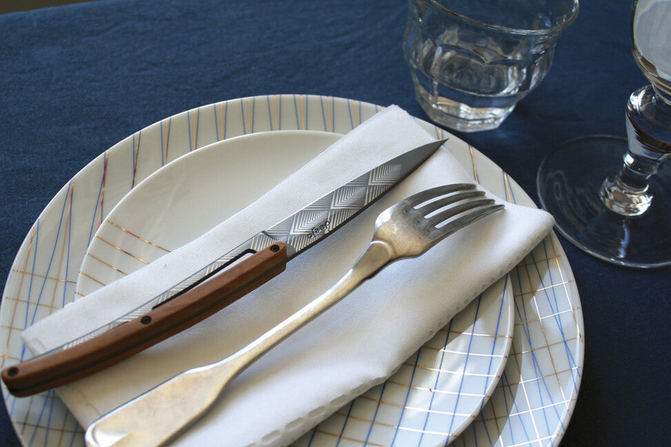Deejo Set mit 6 steakmessern, titanoberfläche, olivenholz, art-déco-design