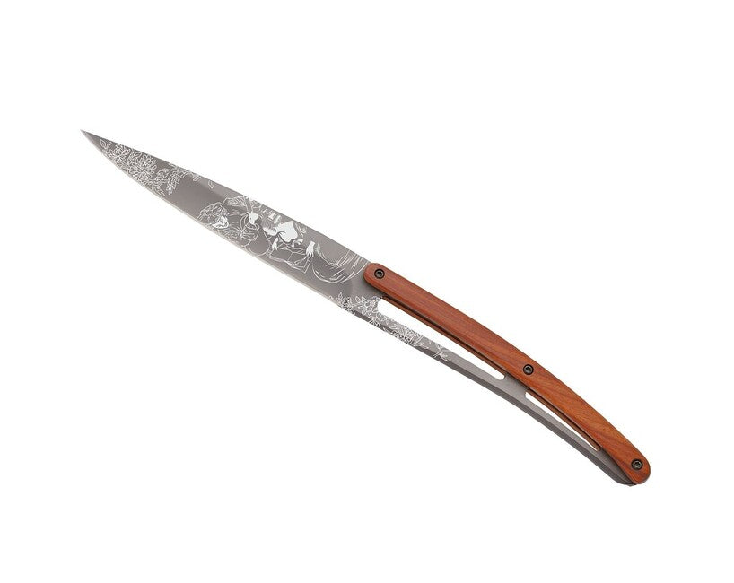 Deejo Tattoo Klappmesser Steakmesserset hellgraue Oberfläche Korallenholz Toile de Jouy