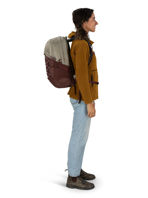 OSPREY Quasar 28 city-rucksack sägemehlbraun/rosinrot