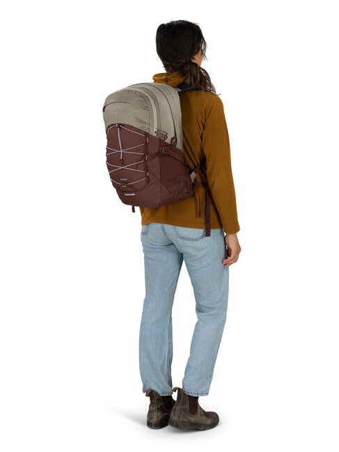 OSPREY Quasar 28 city-rucksack sägemehlbraun/rosinrot