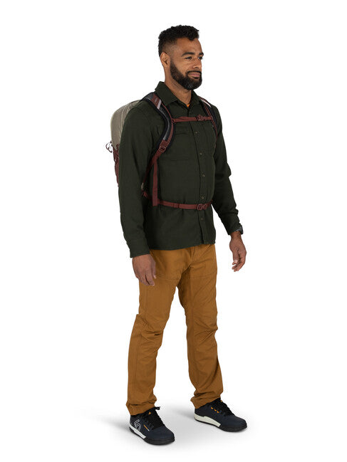 OSPREY Quasar 28 city-rucksack sägemehlbraun/rosinrot
