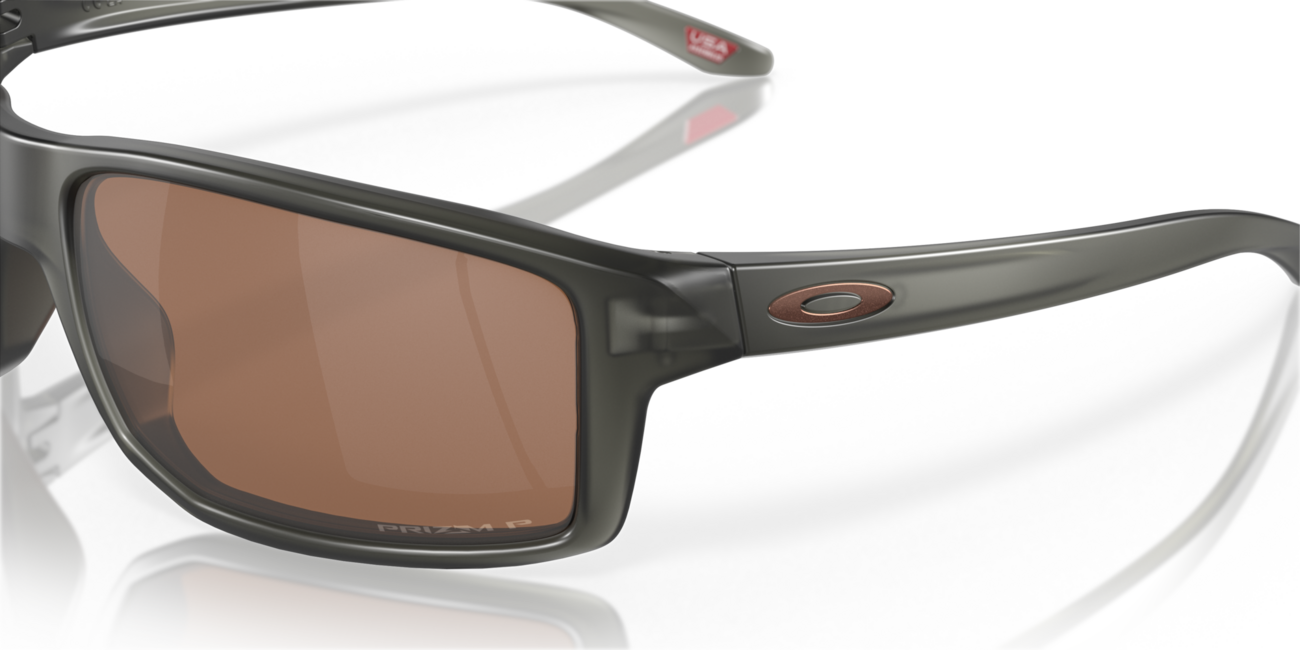 Oakley GIBSTON Sonnenbrille mit Rahmen Matte Grey Smoke und mit Dias Prizm Tungsten Polarized 61