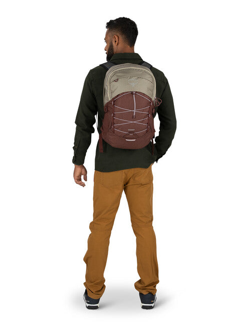 OSPREY Quasar 28 city-rucksack sägemehlbraun/rosinrot