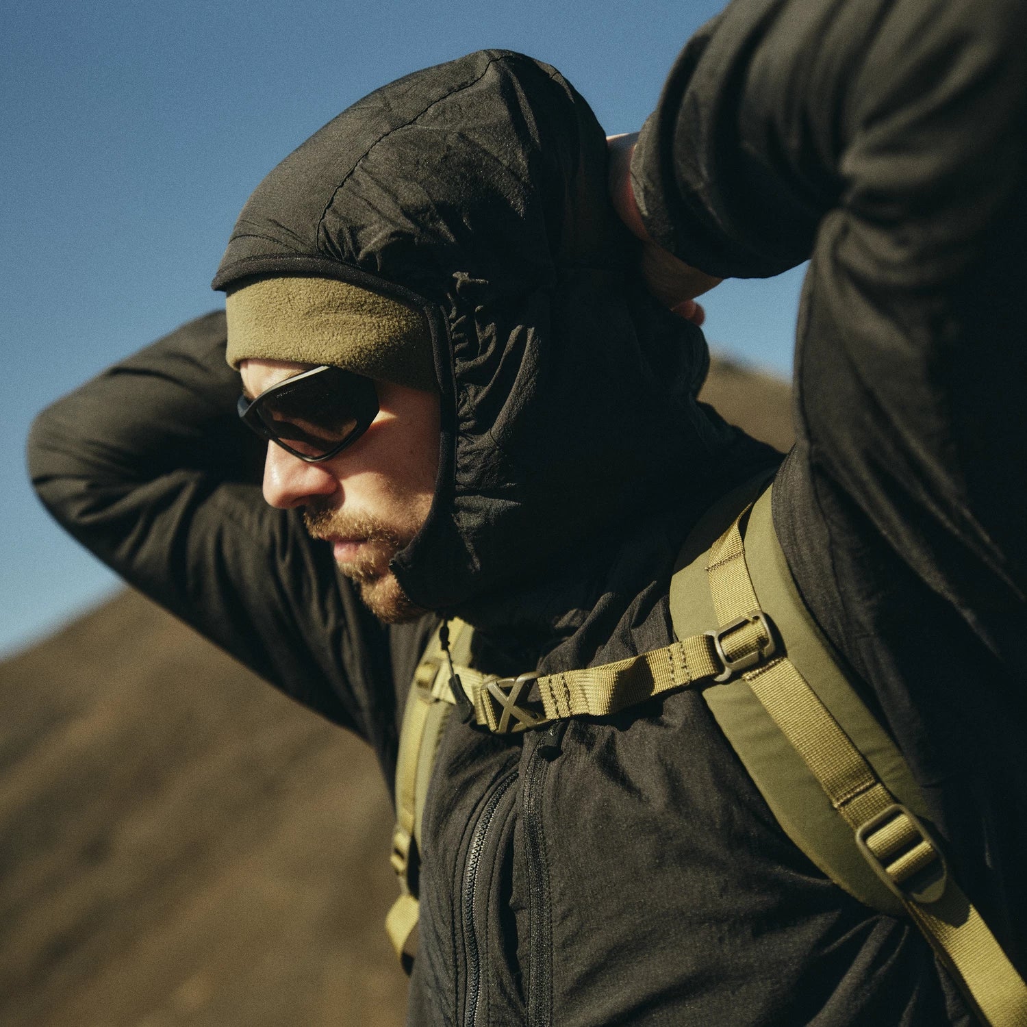 Helikon-Tex WOLFHOUND Bunda s kapucňou Climashield Apex, Tiger Stripe – v použití 2
