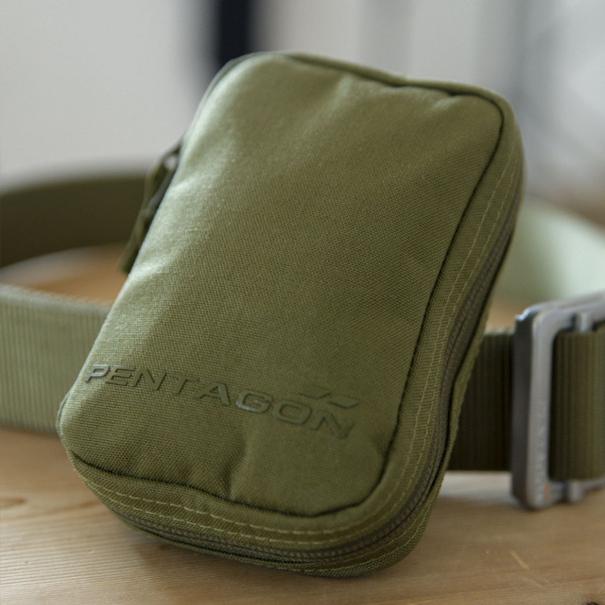 Pentagon Kyvos pasna torbica, črna