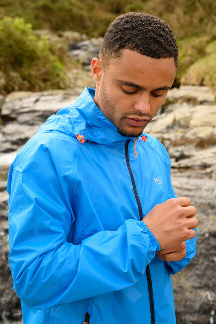 Mac in einer Origin 2 UNI-Jacke, ocean blue