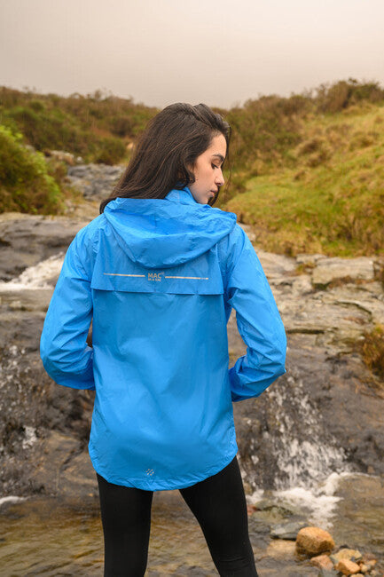Mac in einer Origin 2 UNI-Jacke, ocean blue