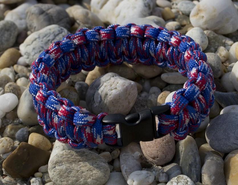 O&T Armband paracord Kunststoff- pracka bielo-modro-rot