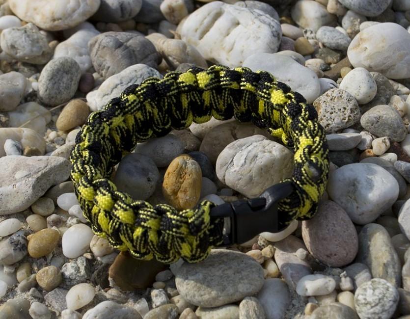 O&T Armband paracord Kunststoff- pracka zlto-schwarz