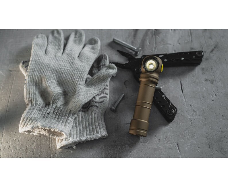 ArmyTek Wizard C2 Pro Max weiße led-handlampe mit magnetischem halter, batteriebetrieben, 4000 lm, sandfarben