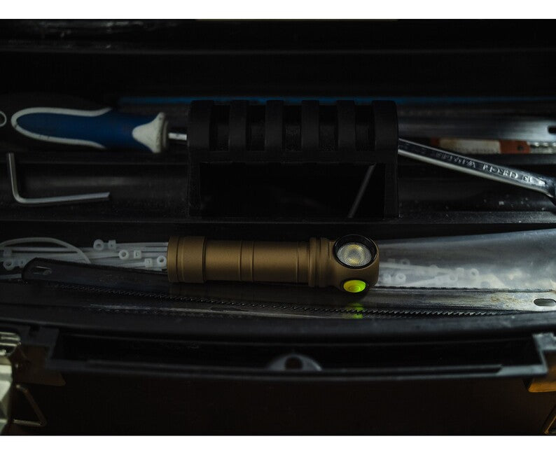 ArmyTek Wizard C2 Pro Max weiße led-handlampe mit magnetischem halter, batteriebetrieben, 4000 lm, sandfarben