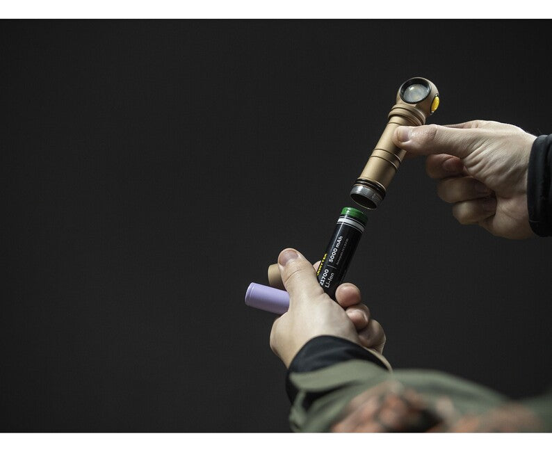 ArmyTek Wizard C2 Pro Max weiße led-handlampe mit magnetischem halter, batteriebetrieben, 4000 lm, sandfarben